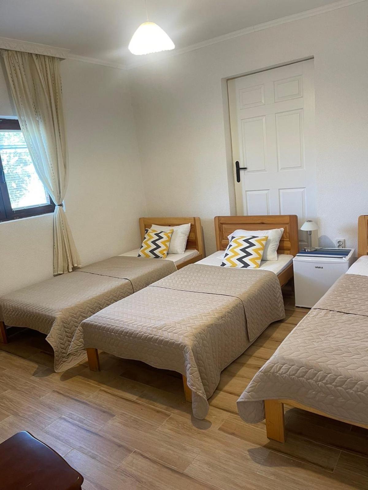 Visitor Yard Bed & Breakfast Plav Ngoại thất bức ảnh