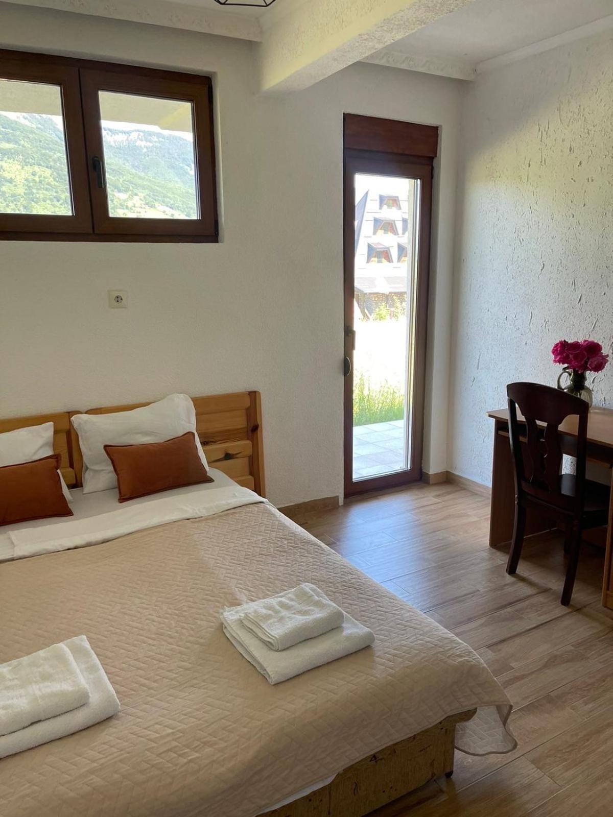 Visitor Yard Bed & Breakfast Plav Ngoại thất bức ảnh